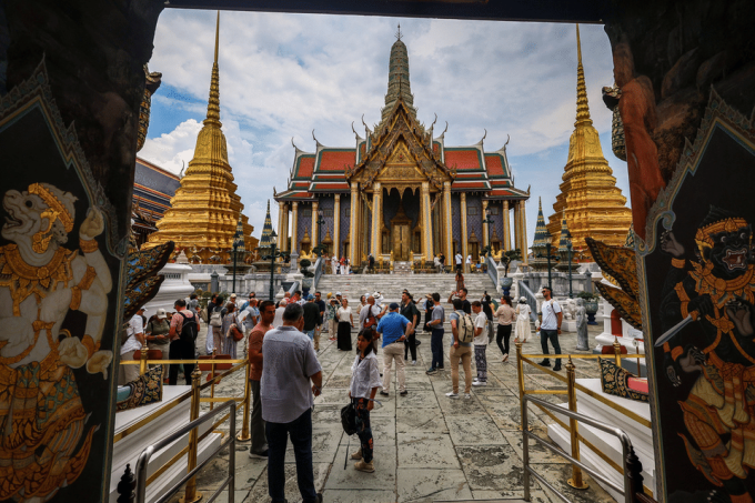 Du khách tham quan chùa Wat Phra Kaew (Chùa Phật Ngọc), nằm trong khuôn viên Hoàng cung Grand Palace ở Bangkok, Thái Lan. Ảnh: Reuters