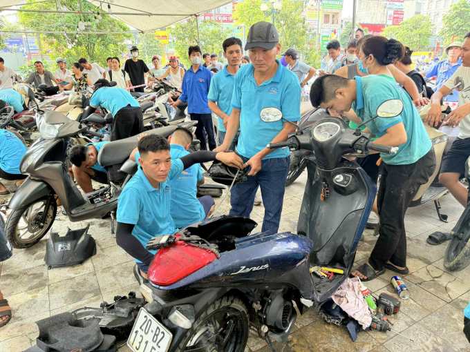 Nhóm thợ Thanh Hóa hỗ trợ sửa xe miễn phí tại TP Thái Nguyên trưa 13/10. Ảnh: Phương Lam