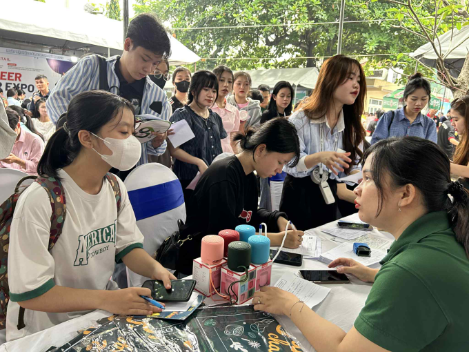 Người trẻ tìm việc ở hội chợ việc làm tại phường Phước Long, TP Thủ Đức, TP HCM