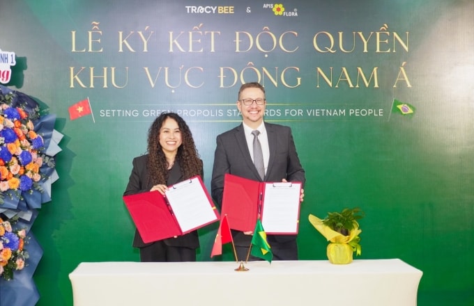 CEO Thu Trang và ông Raul de Barros Ferreira - CEO Apis Flora ký kết hợp tác độc quyền. Ảnh: Tracybee
