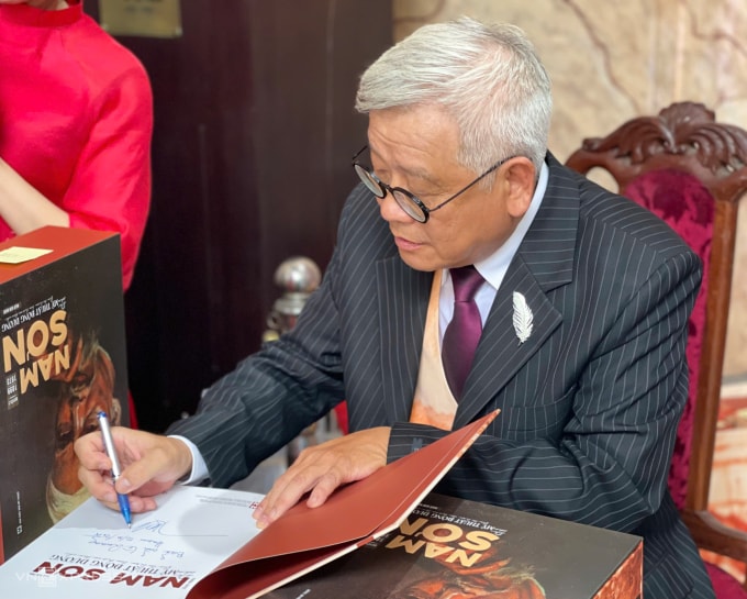 Nhà nghiên cứu Ngô Kim Khôi tại buổi ra mắt bộ sách ở Hà Nội, hôm 12/10. Ảnh: Phương Linh