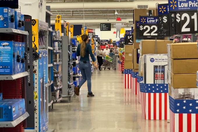 Bên trong một siêu thị của Walmart tại Oceanside, California tháng 5/2025. Ảnh: Reuters