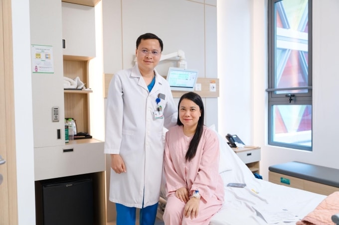 Bác sĩ Nguyễn Xuân Quang thăm khám cho bệnh nhân sau phẫu thuật. Ảnh: Bệnh viên cung cấp