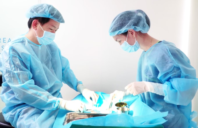 Các bác sĩ trong cuộc mổ xử lý biến chứng cho người bệnh. Ảnh: Bệnh viện cung cấp
