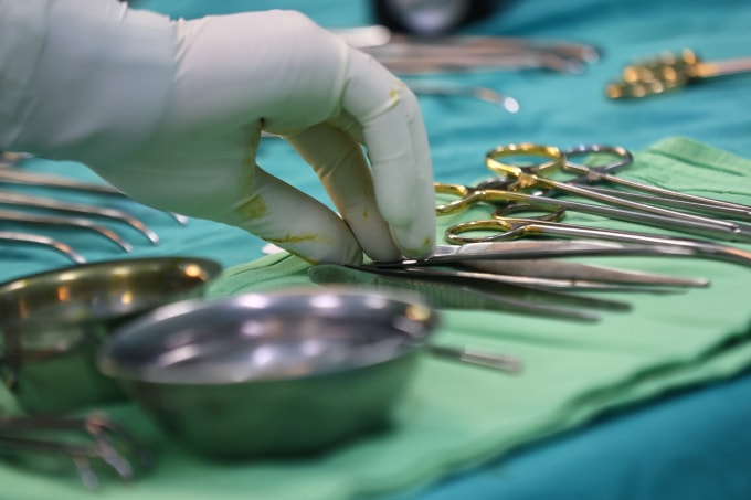 Nhân viên y tế trong phòng phẫu thuật. Ảnh: Quỳnh Trần