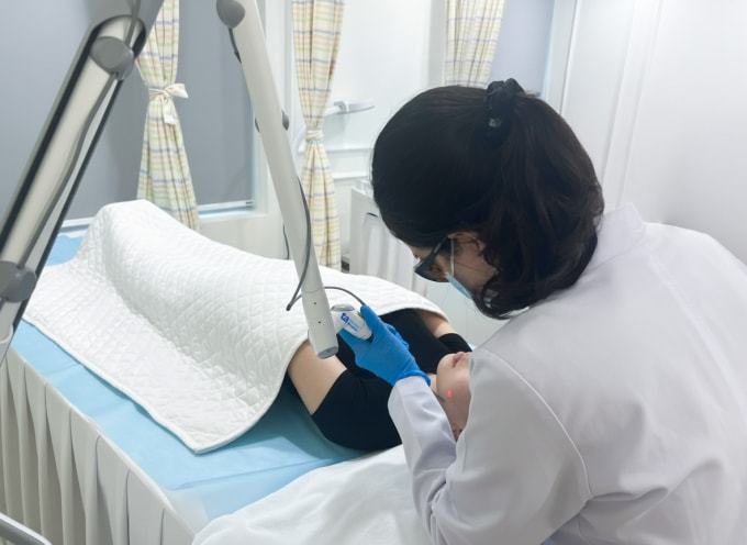Bác sĩ sử dụng laser pico để giảm thâm sạm cho chị Hằng. Ảnh: Bệnh viện Đa khoa Tâm Anh