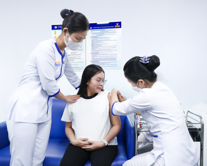 Mẹ bầu tiêm vaccine trong thai kỳ giúp truyền kháng thể thụ động, bảo vệ bé trong 6 tháng đầu đời. Ảnh: Mộc Thảo