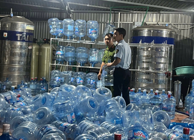 Các vỏ bình Lavie giả bị thu giữ. Ảnh: Công an cung cấp