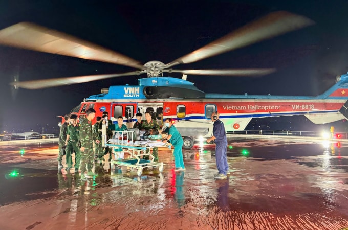 Trực thăng hạ cánh xuống sân đỗ Bệnh viện Quân y 175 lúc nửa đêm. Ảnh: Bệnh viện cung cấp