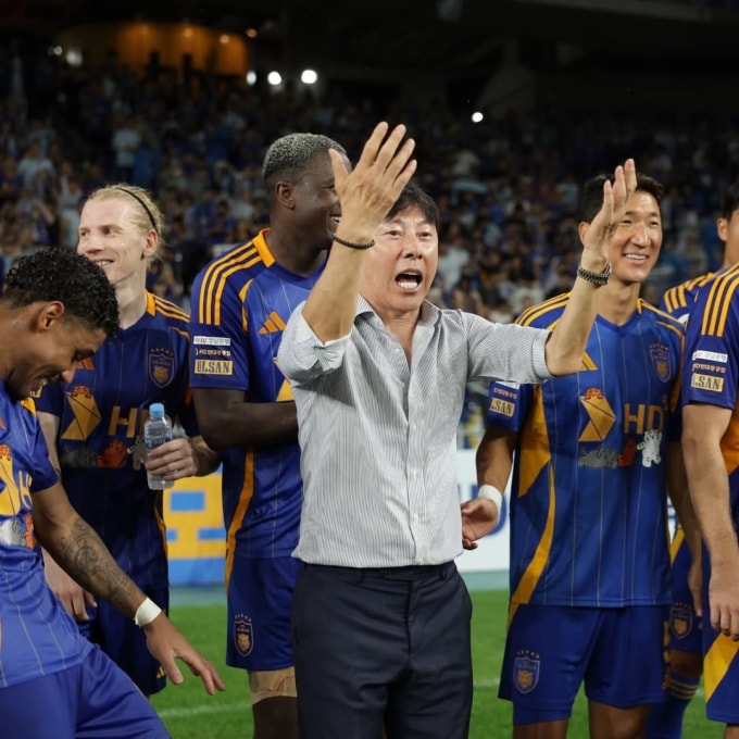 HLV Shin Tae-yong (giữa) ăn mừng cùng các cầu thủ sau khi giúp Ulsan Hyundai thắng Jeju United 1-0 ở K-League 1 năm 2025 trên sân Munsu, Hàn Quốc ngày 9/8/2025. Ảnh: Ulsan Hyundai