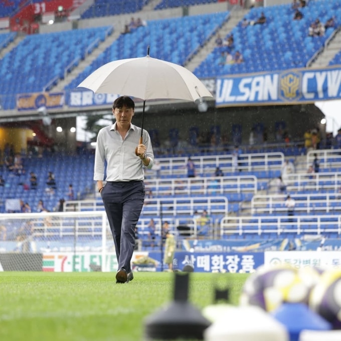 HLV Shin Tae-yong trước trận Ulsan Hyundai thắng Jeju United 1-0 ở K-League 1 năm 2025 trên sân Munsu, Hàn Quốc ngày 9/8/2025. Ảnh: Ulsan Hyundai