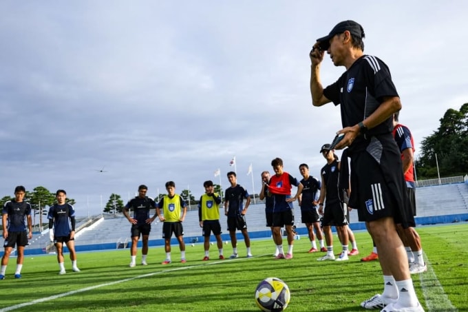 HLV Shin Tae-yong (phải) trao đổi với các cầu thủ trong buổi tập của Ulsan Hyundai vào tháng 8/2025. Ảnh: Ulsan Hyundai