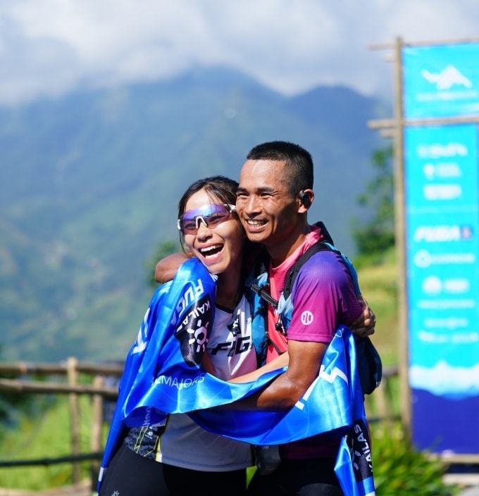 Hà Hậu chia vui với Chính Ngô sau khi đàn em vô địch VMM 2025. Ảnh: Vietnam Moutain Marathon