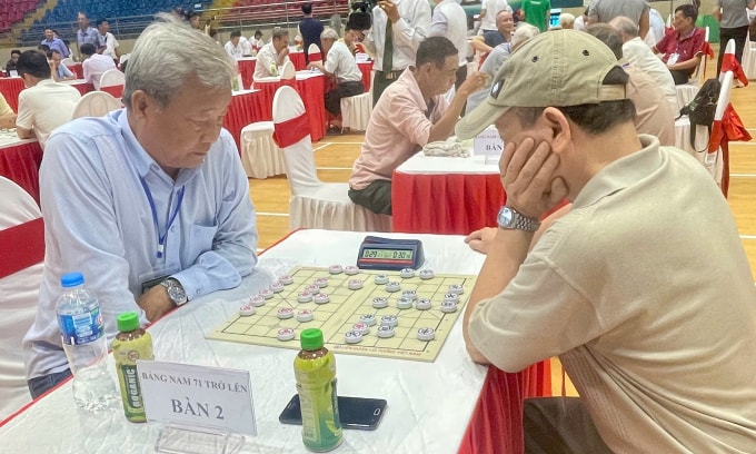 Ván đấu giữa hai kỳ thủ trên 71 tuổi tại giải cờ tướng trung cao tuổi quốc gia 2025, ở Phú Thọ sáng 15/10/2025. Ảnh: LĐCTVN