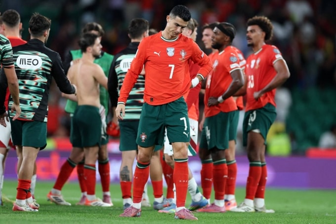 Ronaldo thất vọng vì lỡ cơ hội giành vé sớm sau trận Bồ Đào Nha 2-2 Hungary ở vòng loại World Cup tối 14/10. Ảnh: AFP