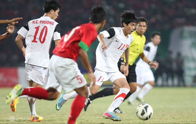 Tiền vệ Phan Thanh Hậu (số 11) trong màu áo U19 Việt Nam, từng được chọn vào danh sách 40 tài năng sinh năm 1997 của báo Anh Guardian vào năm 2014. Ảnh: Đức Đồng