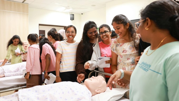 Sinh viên Ấn Độ tham quan cơ sở vật chất tại trường Đại học Đại Nam. Ảnh: DNU