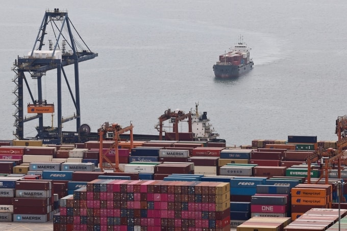 Một tàu chở hàng container đang tiến vào cảng Diêm Điền ở Thâm Quyến, tỉnh Quảng Đông, Trung Quốc, hồi tháng 4. Ảnh: Reuters