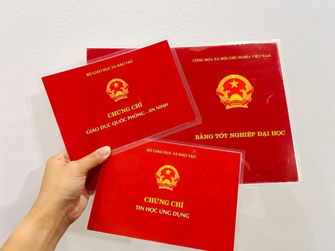 Một số loại văn bằng, chứng chỉ được cấp cho người tốt nghiệp đại học năm 2016. Ảnh: Dương Tâm