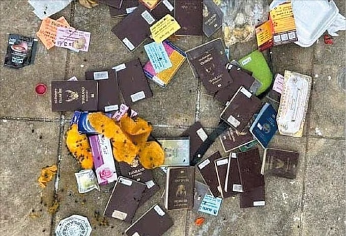 Hộ chiếu vô chủ từ nhiều nước được tìm thấy trong thùng rác tại Campuchia hồi tháng 6. Ảnh: Chosun