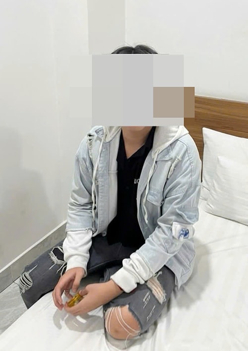 Nam sinh được cảnh sát giải cứu khi đang tự cô lập tại khách sạn. Ảnh: Công an cung cấp