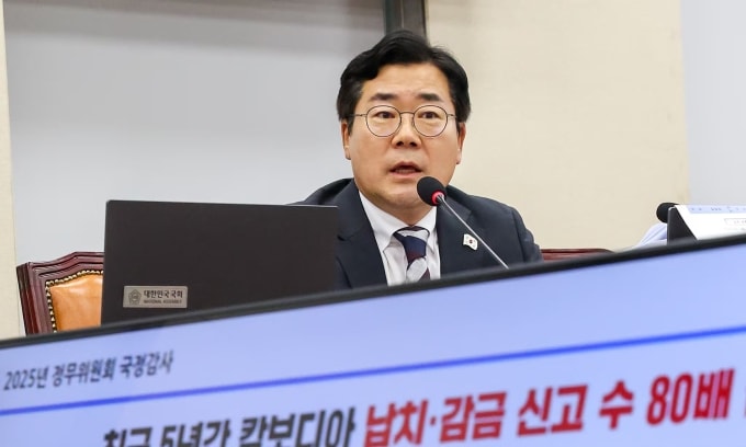 Nghị sĩ đảng Dân chủ Park Chan-dae tham dự phiên chất vấn ngoại trưởng ngày 13/10. Ảnh: Chosun