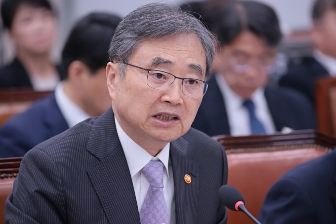 Ngoại trưởng Hàn Quốc Cho Hyun trả lời chất vấn trước quốc hội ngày 13/10 về bảo hộ công dân tại Campuchia. Ảnh: Chosun