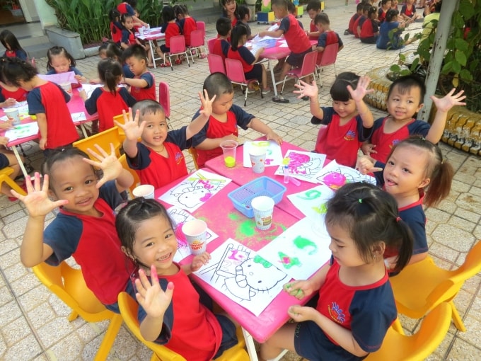 Con công nhân Công ty Pouyuen Việt Nam (TP HCM) học tại trường mầm non do doanh nghiệp đầu tư, tổ chức giữ ngoài giờ. Ảnh: Lê Tuyết