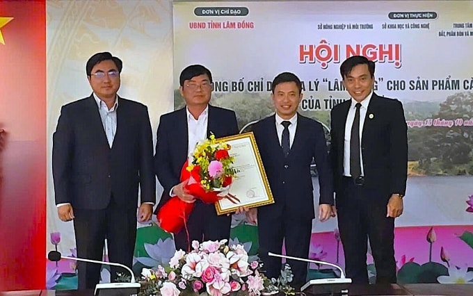Ông Lê Huy Anh, Phó Cục trưởng Cục Sở hữu trí tuệ - Bộ Khoa học và Công nghệ (thứ hai bên phải) trao giấy chứng nhận Chỉ dẫn địa lý Cà phê Lâm Đồng cho đại diện địa phương.