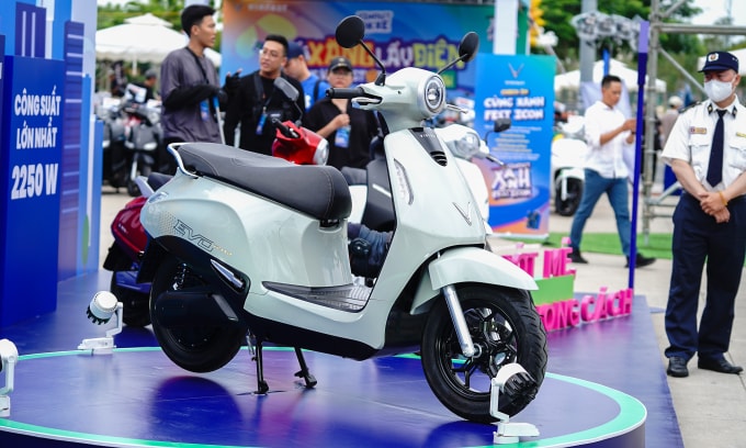 Mẫu xe máy điện Evo Grand trưng bày tại TP HCM. Ảnh: Phạm Trung