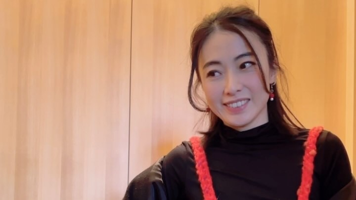 Trần Khải Vận tạo dáng với áo móc