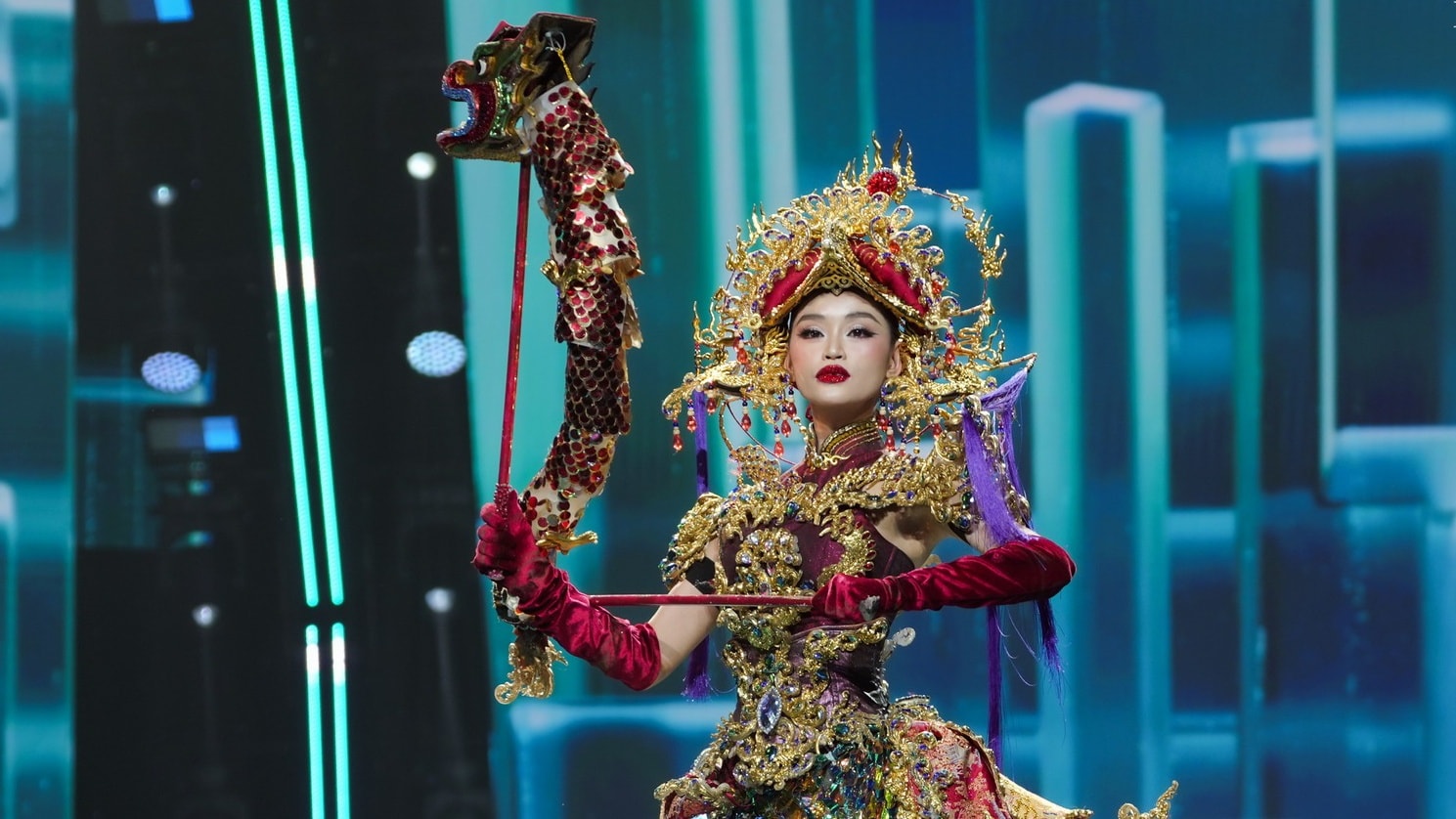 Yến Nhi diễn trang phục dân tộc tại Miss Grand International 