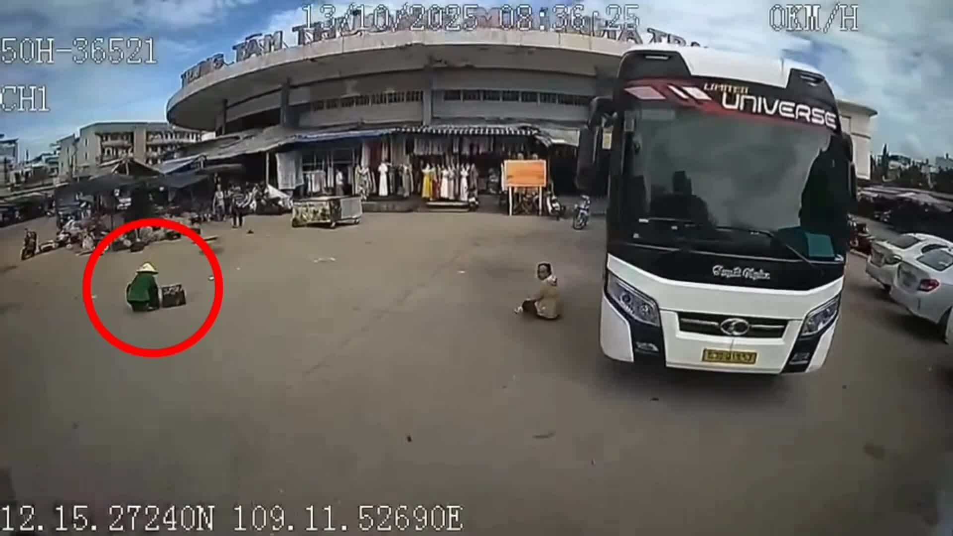 Xe khách đâm vào người đang ngồi dưới đất