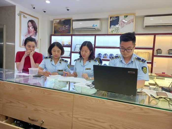 Kiểm tra tiệm vàng, phát hiện sản phẩm giả nhãn hiệu Chanel, Louis Vuitton- Ảnh 1. Kiểm tra tiệm vàng, phát hiện sản phẩm giả nhãn hiệu Chanel, Louis Vuitton- Ảnh 1.