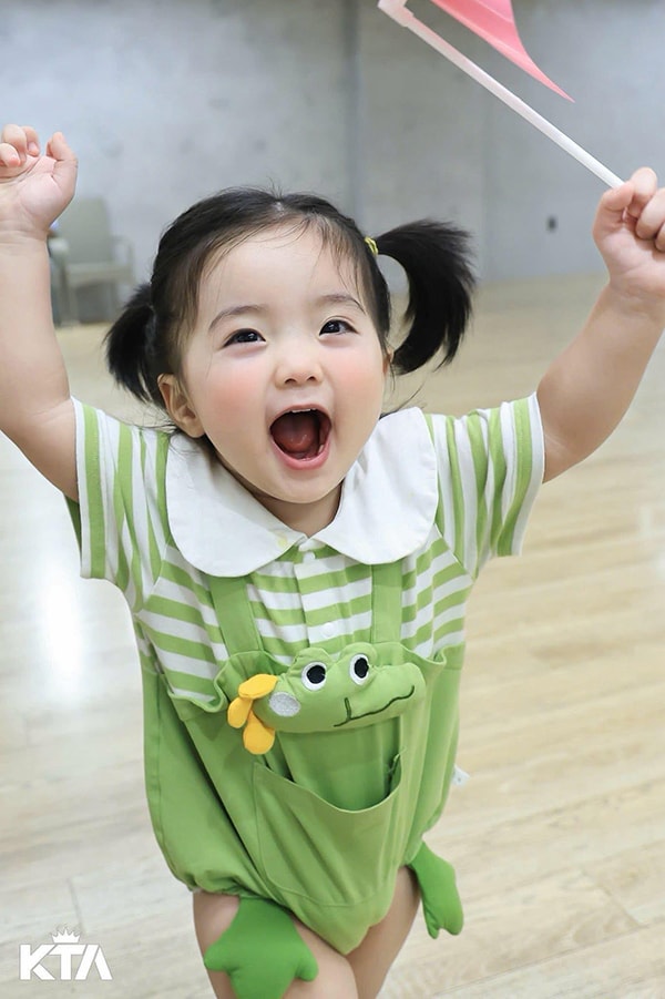 Lisa - con gái út nhà Khánh Thi - Phan Hiển thừa hưởng gen tài năng của bố mẹ- Ảnh 6. Lisa - con gái út nhà Khánh Thi - Phan Hiển thừa hưởng gen tài năng của bố mẹ- Ảnh 6.