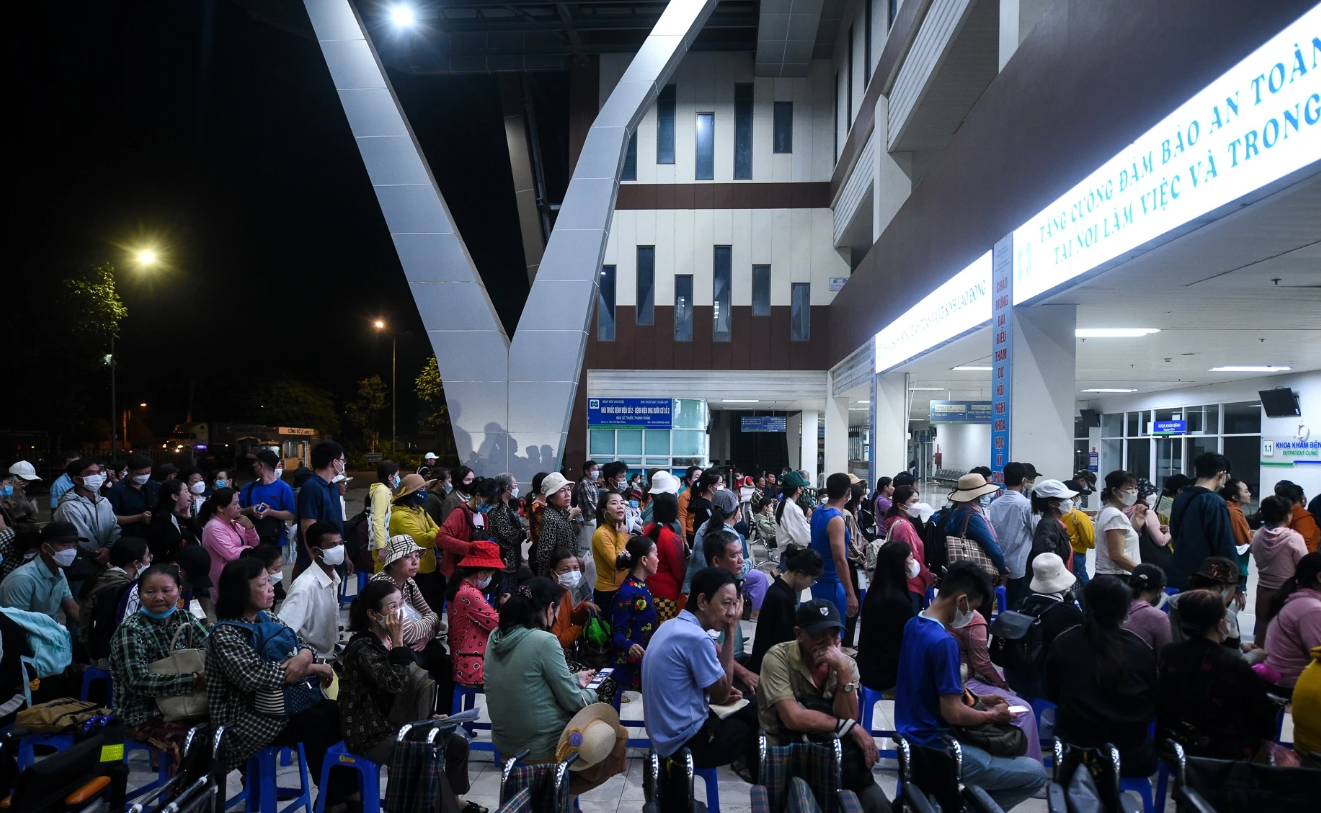 Người bệnh và thân nhân chờ lượt khám vào sáng sớm ở Bệnh viện Ung bướu TP.HCM