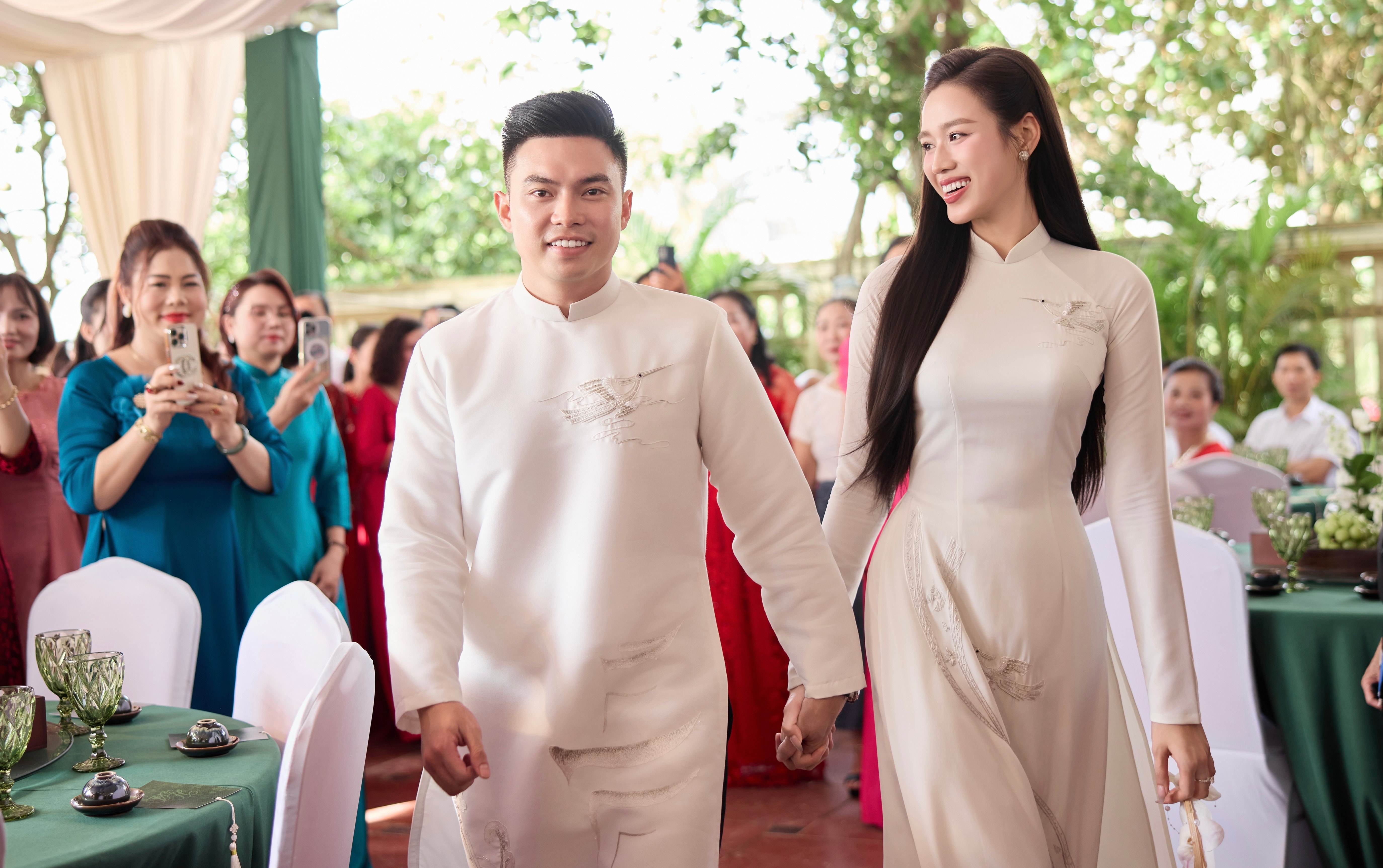 Lễ ăn hỏi của Hoa hậu Đỗ Thị Hà và doanh nhân Nguyễn Viết Vương diễn ra vào sáng 16/10.