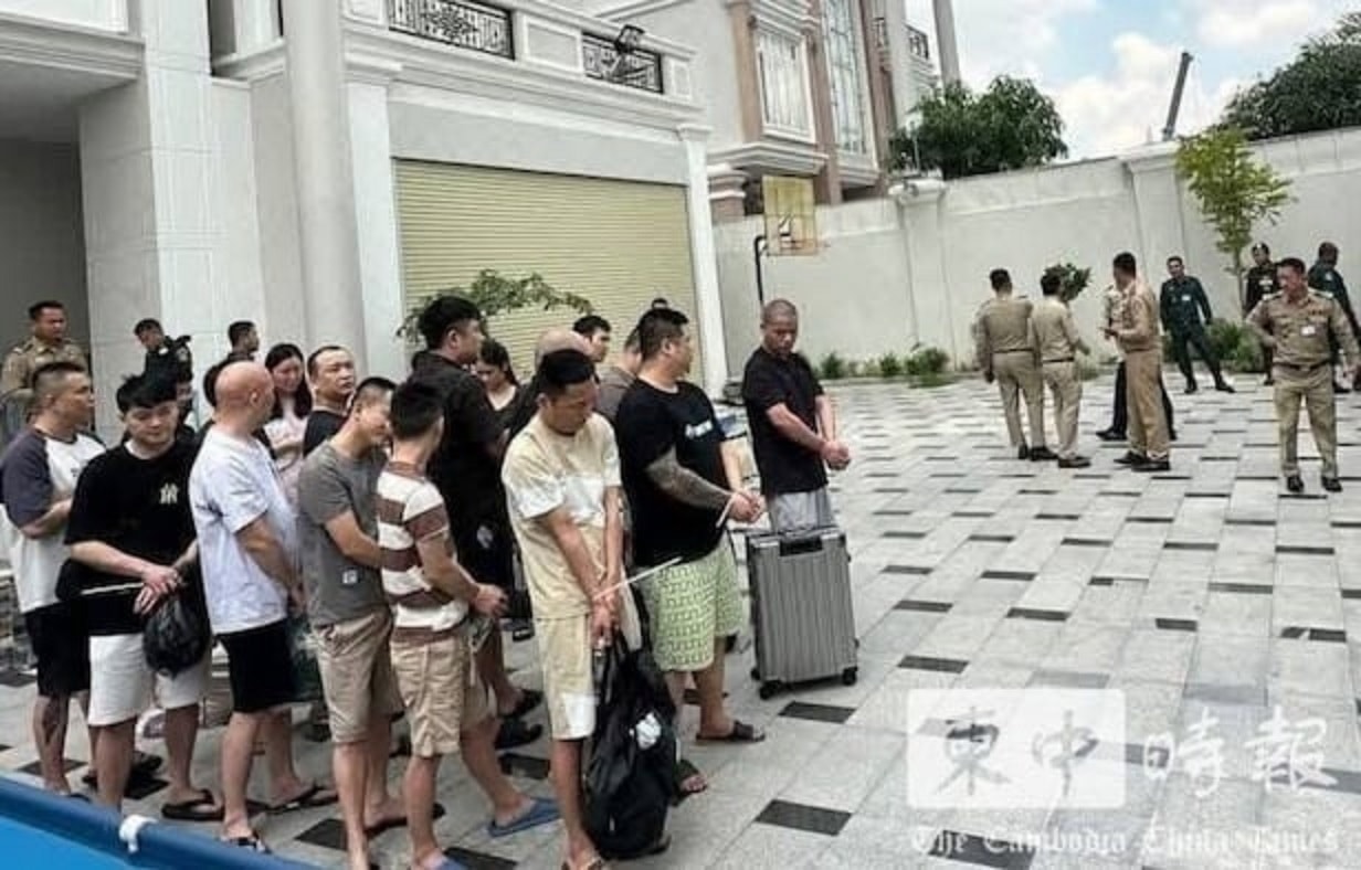 Ngày 9/10, cảnh sát Campuchia đã đột kích một biệt thự ở Phnom Penh, bắt giữ 18 nghi phạm trong đường dây lừa đảo, theo Cambodia China Times.