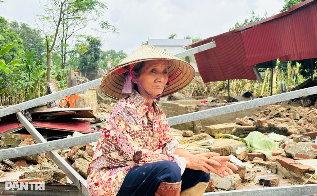 Lũ rút, nhà sập, 2 bà cháu không có nhà để về - 1 Lũ rút, nhà sập, 2 bà cháu không có nhà để về - 1