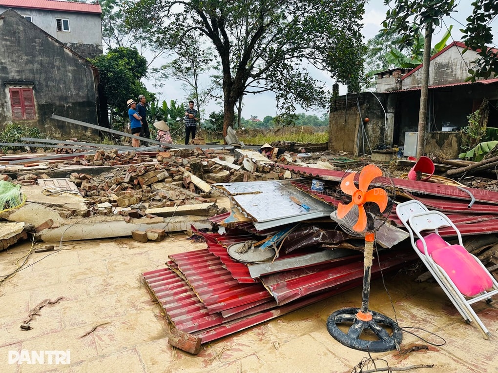 Lũ rút, nhà sập, 2 bà cháu không có nhà để về - 3 Lũ rút, nhà sập, 2 bà cháu không có nhà để về - 3