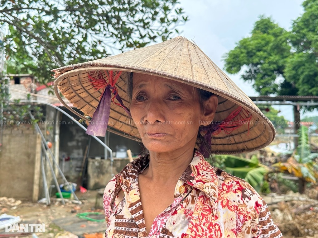 Lũ rút, nhà sập, 2 bà cháu không có nhà để về - 2 Lũ rút, nhà sập, 2 bà cháu không có nhà để về - 2