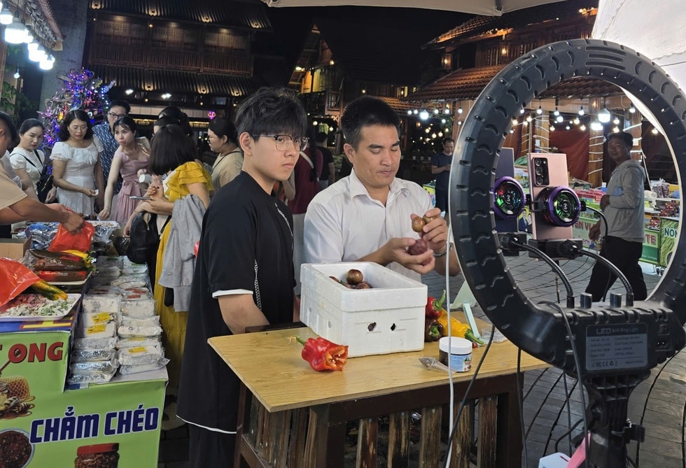 Ông chủ tiệm vùng cao liều lĩnh lên sóng bán nông sản kiếm tiền chục tỷ - 1 Ông chủ tiệm vùng cao liều lĩnh lên sóng bán nông sản kiếm tiền chục tỷ - 1