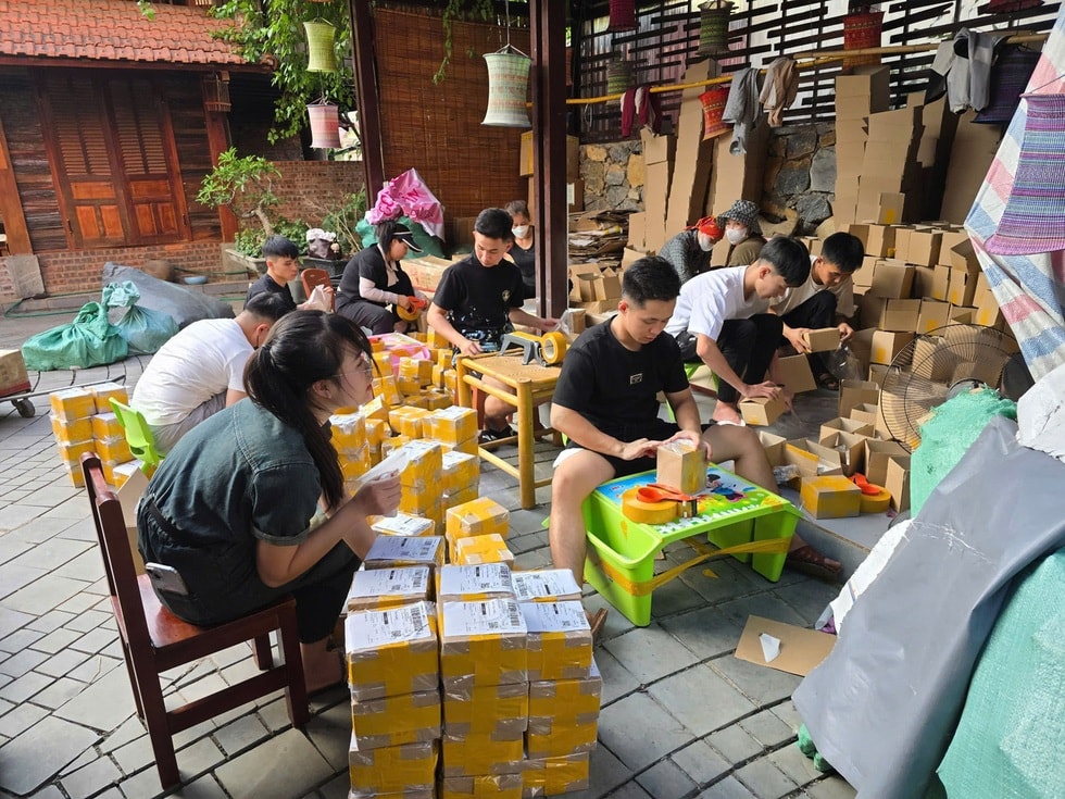 Ông chủ tiệm vùng cao liều lĩnh lên sóng bán nông sản kiếm tiền chục tỷ - 3 Ông chủ tiệm vùng cao liều lĩnh lên sóng bán nông sản kiếm tiền chục tỷ - 3