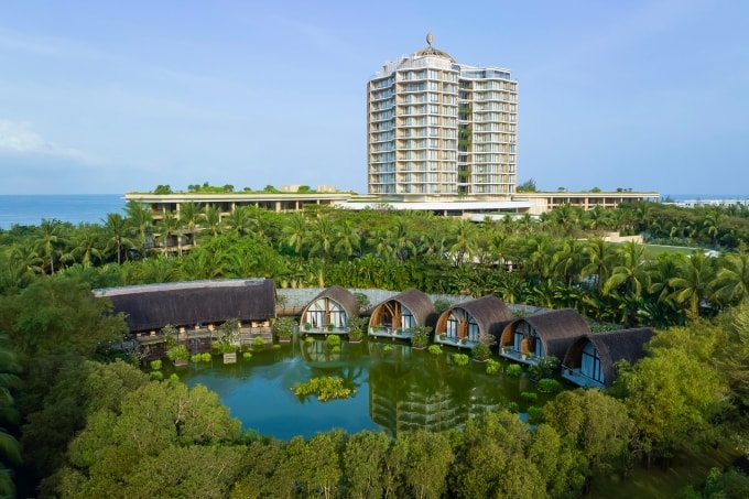 Khuôn viên quanh resort thoáng đãng với mảng xanh từ rừng cây và mặt nước. Ảnh: InterContinental Phu Quoc Long Beach Resort
