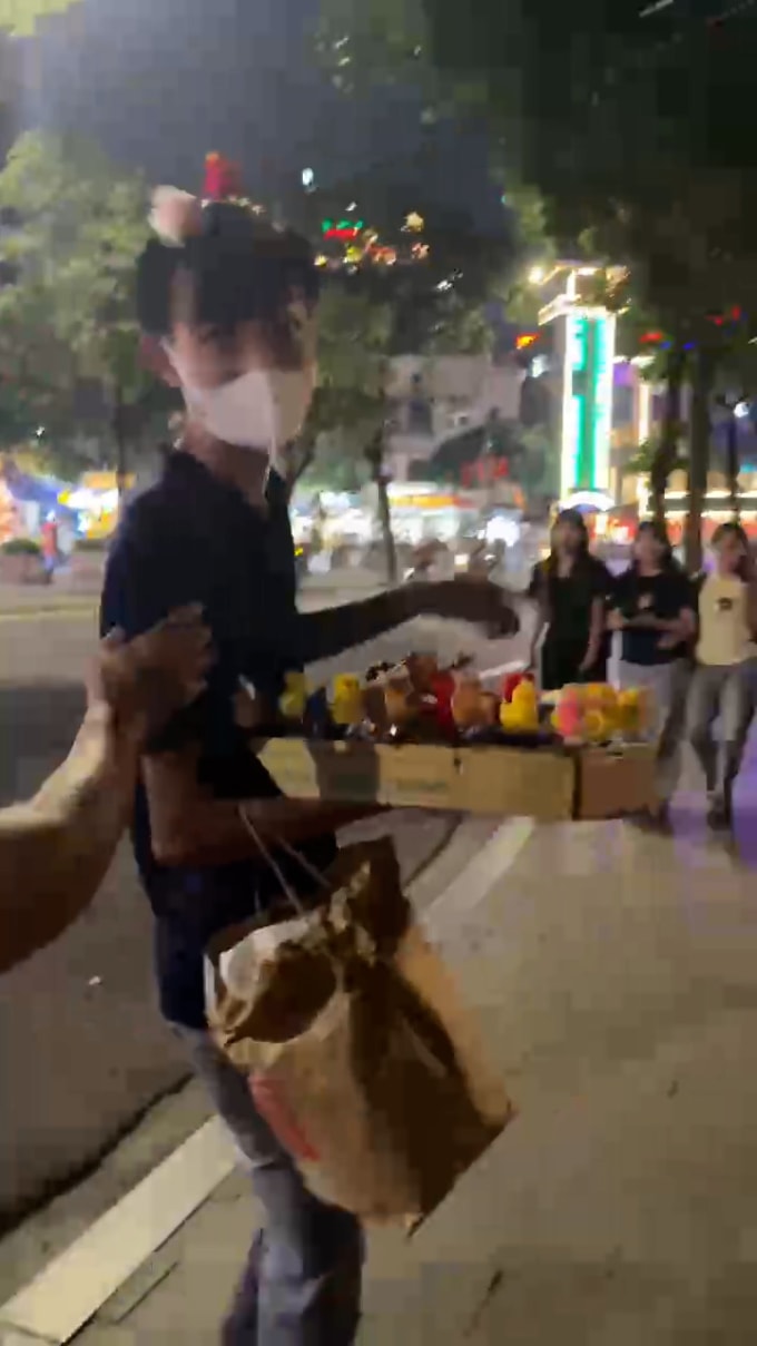 Người bán hàng chửi bới du khách ở hồ Hoàn Kiếm. Ảnh chụp màn hình