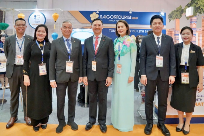 Saigontourist Group đón tiếp quan khách và đối tác tại gian hàng của Saigontourist Group tại sự kiện. Ảnh: Saigontourist Group