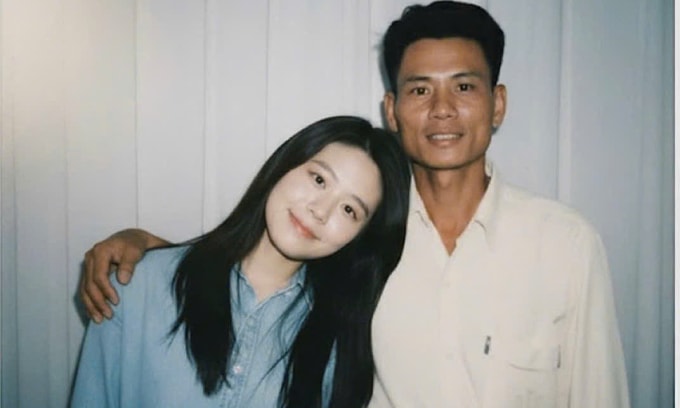Nguyễn Thị Hạnh (trái), 21 tuổi, quê Hải Phòng tạo ảnh AI chụp cùng người bố đã mất, tháng 10/2025. Ảnh: Nhân vật cung cấp