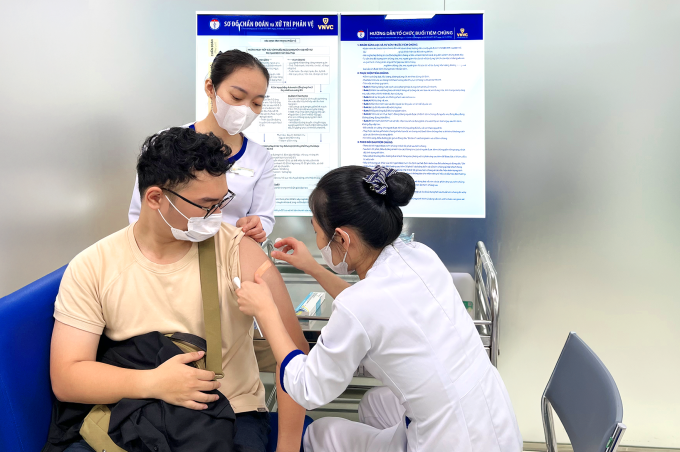 Nam thanh niên tiêm vaccine phòng bệnh dễ lây qua đường dục do HPV trước khi dọn về sống chung với người yêu tại Hệ thống Tiêm chủng VNVC. Ảnh: Diệu Thuần