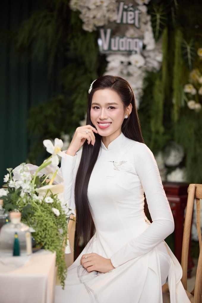 Đỗ Thị Hà để tóc xõa đơn giản, trang điểm trong suốt trong lễ ăn hỏi. Ảnh: Team Lê Chí Linh