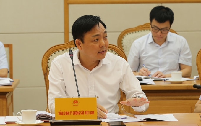 Tổng giám đốc Tổng công ty Đường sắt Việt Nam Hoàng Gia Khánh nêu kiến nghị tại cuộc họp, ngày 16/10. Ảnh: VGP